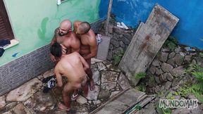 fodendo atras da casa com os pedreiros