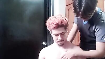 Hetero se deja desnudar y adorar mientras corto su pelo