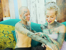 Alt beauty Anuskatzz stuffs Nahluu's pussy