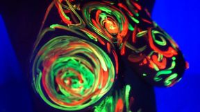 Amelie gets neon paint on her body