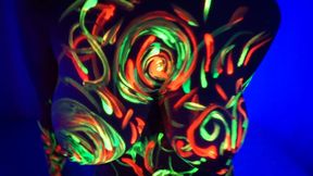 Amelie gets neon paint on her body