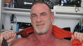A damn fine muscle daddy who like to show off