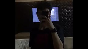 Kullin safadinha rebolando no espelho
