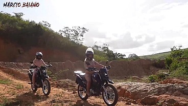 DUAS MULHERES NUAS NOS SUPRIENDERAM QUANDO TOMAVAMOS BANHO NO RIO .FOI MUITA PUTARIA.ELIANE FURACAO LORRANY EXOTICA ROCHASTUDIOSOFC