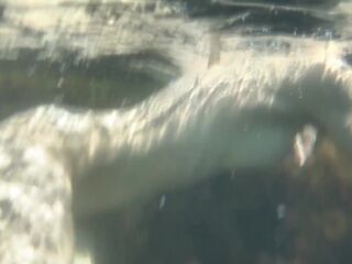 Голая девушка плавает в море и ласкает себя под водой