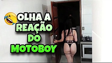 Eu atendi o motoboy de lingerie - Olha a reação dele