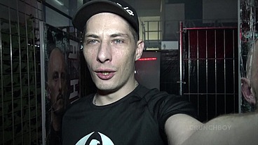 deux mecs pornstars baisent sans capote en backroom de darkland à berlin