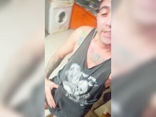 con la pija dura abajo de la remera