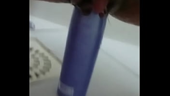 Enfiando o shampoo na buceta e o clitoris crescendo