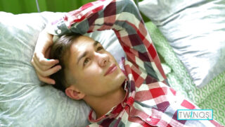 Onani, fingering, gaping – solopigefilm med tynde brunetter og teenagere, der får stor pik analt kneppet