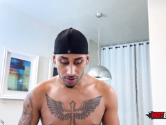 Maromba tatuado fodendo o gostoso