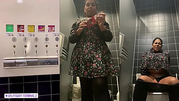 Me masturbo en el lavabo del aeropuerto