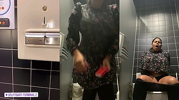 Me masturbo en el lavabo del aeropuerto