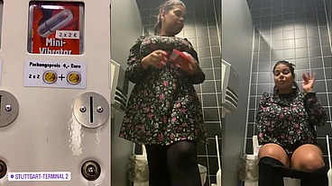 Me masturbo en el lavabo del aeropuerto