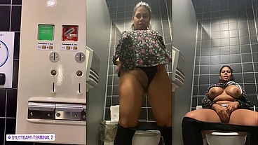 Me masturbo en el lavabo del aeropuerto