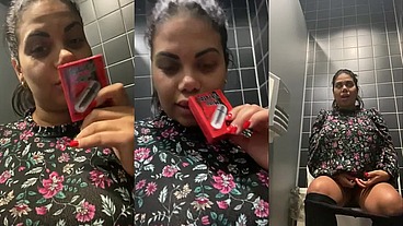Me masturbo en el lavabo del aeropuerto