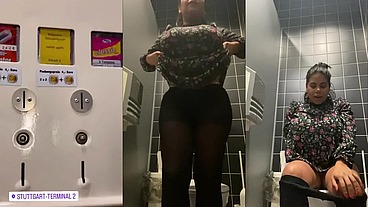 Me masturbo en el lavabo del aeropuerto