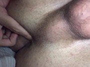 Brincando com o cuzinho com o pau babando