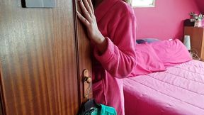 el marido me deja grabar a su mujer mientras se ducha y se masturba para mi