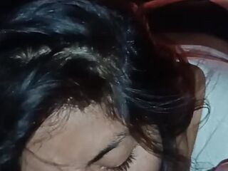 mi compañera de cuarto termino con el culo lleno de semen porque me encontró mirando porno.