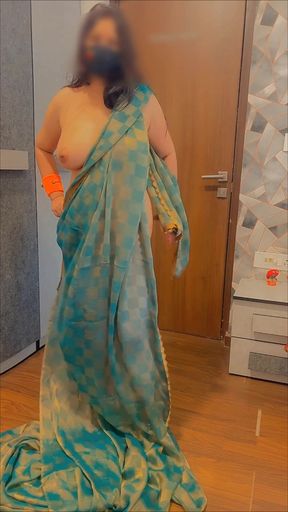 Indian saree babe shows off her natural big tits
