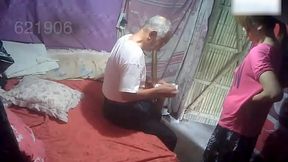 工棚嫖J系列看起来能有70岁的秃顶老头还给鸡妈带点吃的熟人了聊的热乎老当益壮还挺猛内射事后好像给20块