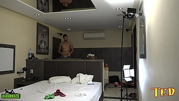 Michelli Beatriz por trás das câmeras se prepara para uma cena de anal - Vinny Kabuloso
