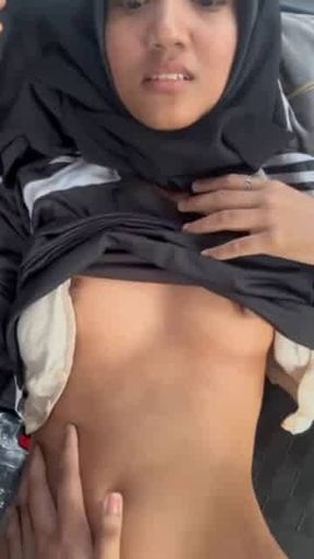 Abg hijab ngewe di parkiran