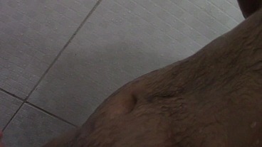 Batendo punheta bem gostosa no banho