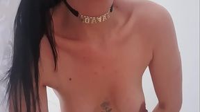 GAROTA GEMI MUITO ALTO PELADA SENTANDO NA ROLA.... SAFADA SENTA MUITO GOSTOSO... OLHA COMO ELA FAZ NA ROLA... PEITO DE FORA ..