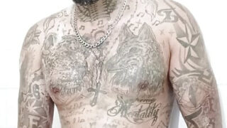 Kolumbialainen, suihku, voyeur – lähikuva kotitekoisesta videosta, jossa nuoret tatuoidut amerikkalaiset homot panevat perseelleen