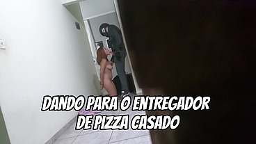 Entregador de pizza ganhou uma buceta ruiva de presente