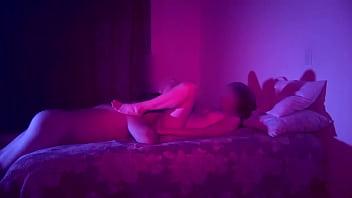 Esposa desnuda en la cama jugando con su amigo