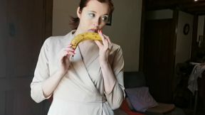 cette banane délicieuse finit dans ma chatte crémeuse, je suis tellement en manque de sexe que je prend une banane pour
this delicious banana ends up