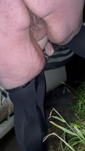 Married milf takes messy piss at roadside