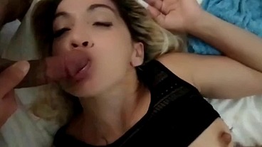 video inédito!Milf fanática del anal, le tapan sus ojos y le ponen arnes sexy para someter su boca y culo con una verga.Facial, ella recibe en su boca mucho semen