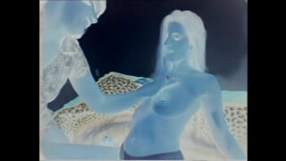 큰 자연 가슴 레즈비언 십대 홀리 우즈, 켈리 케이지, 에마가 자신의 항문을 엿먹는다