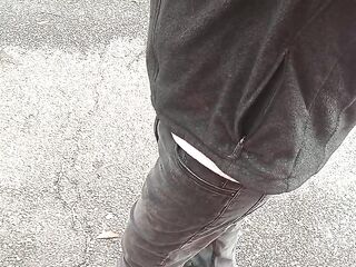 BOUT TO GET A ORAL PLEASURE AT THA STORAGE UNIT!!