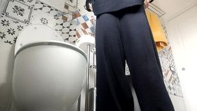 hot stepsista covers her ass with mud and p..