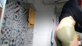 hot stepsista covers her ass with mud and p..