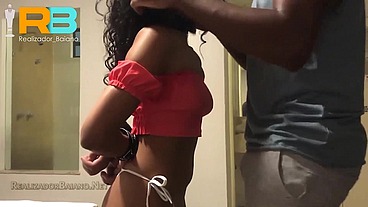 brazillian bull Realizador Baiano, Cuckold ajuda esposa novinha a gozar na rola do comedor negão dotado de Salvador. Casada gozando com RB e marido corno assistindo de perto. YOUNG COUPLE HORN