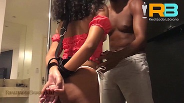 brazillian bull Realizador Baiano, Cuckold ajuda esposa novinha a gozar na rola do comedor negão dotado de Salvador. Casada gozando com RB e marido corno assistindo de perto. YOUNG COUPLE HORN