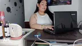 llego a mi oficina y le doy un rico masaje a mi companera y me la termino follando en la oficina - parte 1