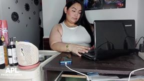 llego a mi oficina y le doy un rico masaje a mi companera y me la termino follando en la oficina - parte 1