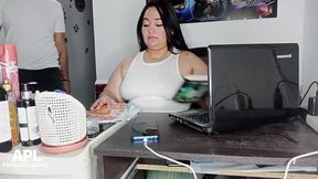 llego a mi oficina y le doy un rico masaje a mi companera y me la termino follando en la oficina - parte 1