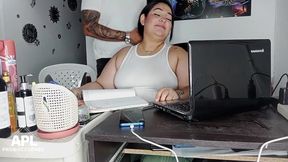 llego a mi oficina y le doy un rico masaje a mi companera y me la termino follando en la oficina - parte 1