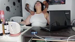 llego a mi oficina y le doy un rico masaje a mi companera y me la termino follando en la oficina - parte 1
