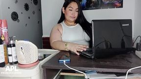 llego a mi oficina y le doy un rico masaje a mi companera y me la termino follando en la oficina - parte 1