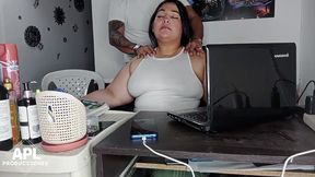 llego a mi oficina y le doy un rico masaje a mi companera y me la termino follando en la oficina - parte 1