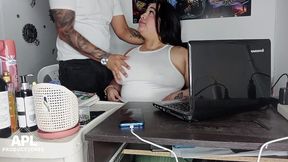 llego a mi oficina y le doy un rico masaje a mi companera y me la termino follando en la oficina - parte 1